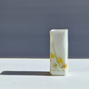 Firkantvase, gul kirsebær
